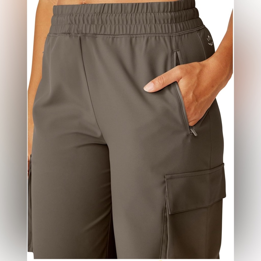 NWT Beyond Yoga Women's City Chic Cargo Pants - Picture 3 of 7